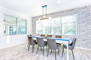 Modern Pool Home w Games Hot Tub and BBQ