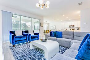 Modern Pool Home w Games Hot Tub and BBQ