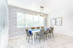 Modern Pool Home w Games Hot Tub and BBQ