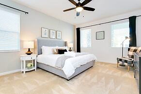 Modern Pool Home w Games Hot Tub and BBQ