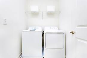 Modern Pool Home w Games Hot Tub and BBQ