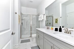 Upstay - Lakeview Mansion w Pool Spa and Cinema