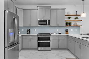 Upstay - Lakeview Mansion w Pool Spa and Cinema