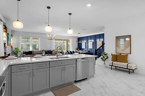 Upstay - Lakeview Mansion w Pool Spa and Cinema