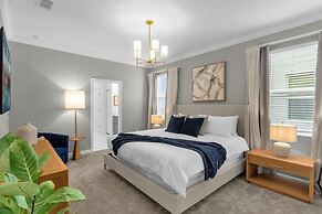 Upstay - Lakeview Mansion w Pool Spa and Cinema