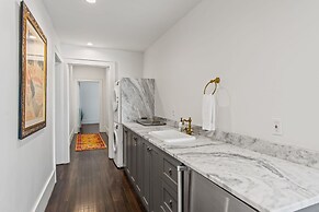 Huge Sundeck Patio w Pool - Mins to DT - Sleeps 19