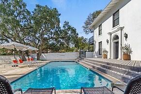 Huge Sundeck Patio w Pool - Mins to DT - Sleeps 19