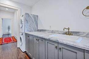 Huge Sundeck Patio w Pool - Mins to DT - Sleeps 19