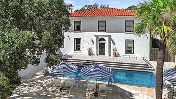 Huge Sundeck Patio w Pool - Mins to DT - Sleeps 19