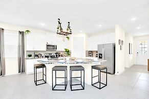 Upstay - 20-guest Home w Hot Tub-pool-bbq-arcade