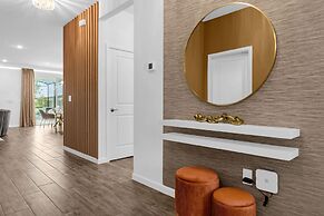 Upstay - Theme Rooms Pool Spa Theatre Arcade