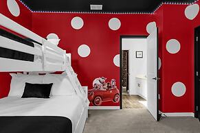 Upstay - Theme Rooms Pool Spa Theatre Arcade