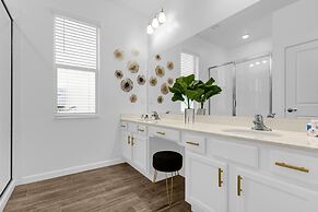 Upstay - Theme Rooms Pool Spa Theatre Arcade