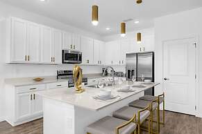 Upstay - Theme Rooms Pool Spa Theatre Arcade