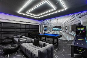 Upstay - Theme Rooms Pool Spa Theatre Arcade