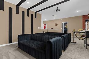 Upstay - Theme Rooms Pool Spa Theatre Arcade