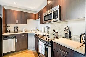Downtown Condo w Incredible Views and BBQ