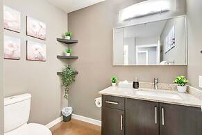 Downtown Condo w Incredible Views and BBQ