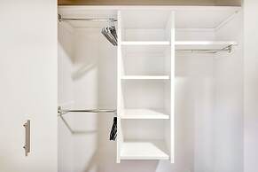 Downtown Condo w Incredible Views and BBQ