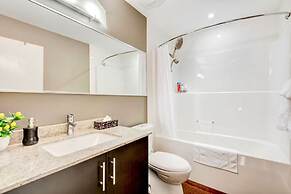 Downtown Condo w Incredible Views and BBQ