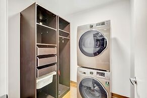 Downtown Condo w Incredible Views and BBQ