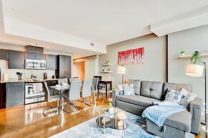 Downtown Condo w Incredible Views and BBQ