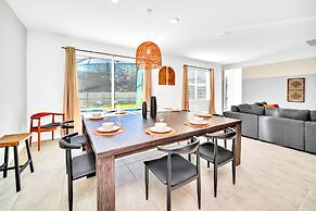 Upstay - Modern Pool Home w Games - Sleeps 18