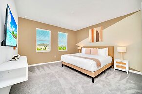 Upstay - Modern Pool Home w Games - Sleeps 18