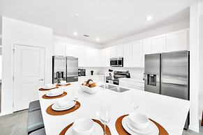 Upstay - Modern Pool Home w Games - Sleeps 18