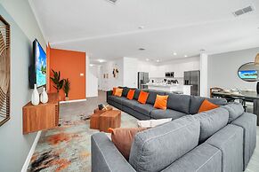 Upstay - Modern Pool Home w Games - Sleeps 18