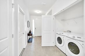 Upstay - Modern Pool Home w Games - Sleeps 18