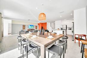 Upstay - Modern Pool Home w Games - Sleeps 18