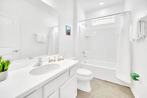 Upstay - Modern Pool Home w Games - Sleeps 18