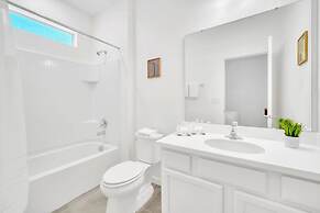 Upstay - Modern Pool Home w Games - Sleeps 18