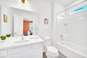 Upstay - Modern Pool Home w Games - Sleeps 18