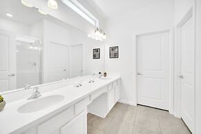 Upstay - Modern Pool Home w Games - Sleeps 18