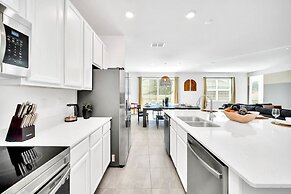 Upstay - Modern Pool Home w Games - Sleeps 18