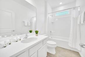 Upstay - Modern Pool Home w Games - Sleeps 18