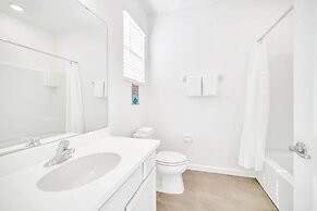 Upstay - Modern Pool Home w Games - Sleeps 18