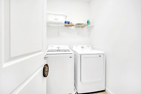 Upstay - Modern Pool Home w Games - Sleeps 18