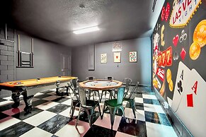 Upstay - Modern Pool Home w Games - Sleeps 18