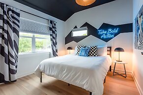 Pool Hottub Magic School Bus 5 Mins to Downtown