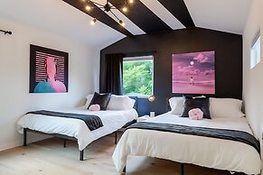 Pool Hottub Magic School Bus 5 Mins to Downtown