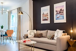 Pool Hottub Magic School Bus 5 Mins to Downtown