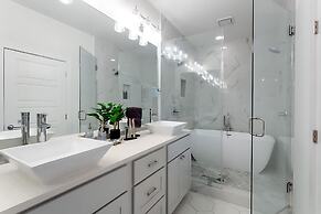 Pool Hottub Magic School Bus 5 Mins to Downtown