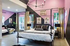 Pool Hottub Magic School Bus 5 Mins to Downtown