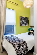 Pool Hottub Magic School Bus 5 Mins to Downtown