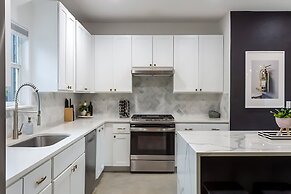 Pool Hottub Magic School Bus 5 Mins to Downtown