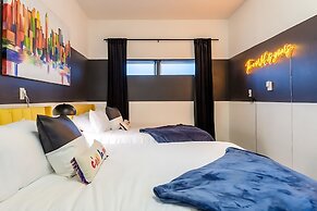 Pool Hottub Magic School Bus 5 Mins to Downtown