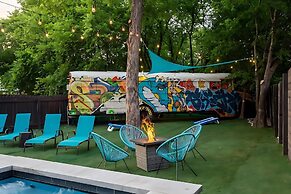 Pool Hottub Magic School Bus 5 Mins to Downtown